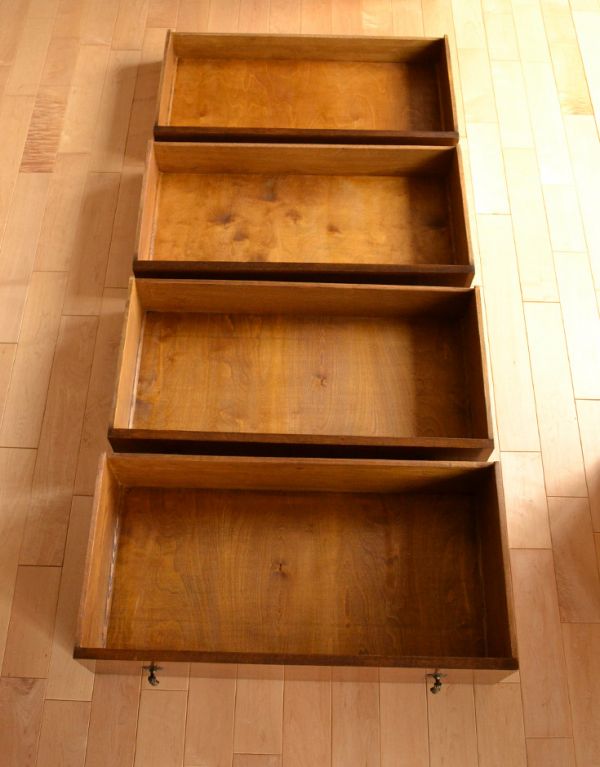 アンティークのチェスト　アンティーク家具　イギリスらしいアンティーク家具、オーク材を使ったチェスト。引き出しは４杯。(k-1187-f)