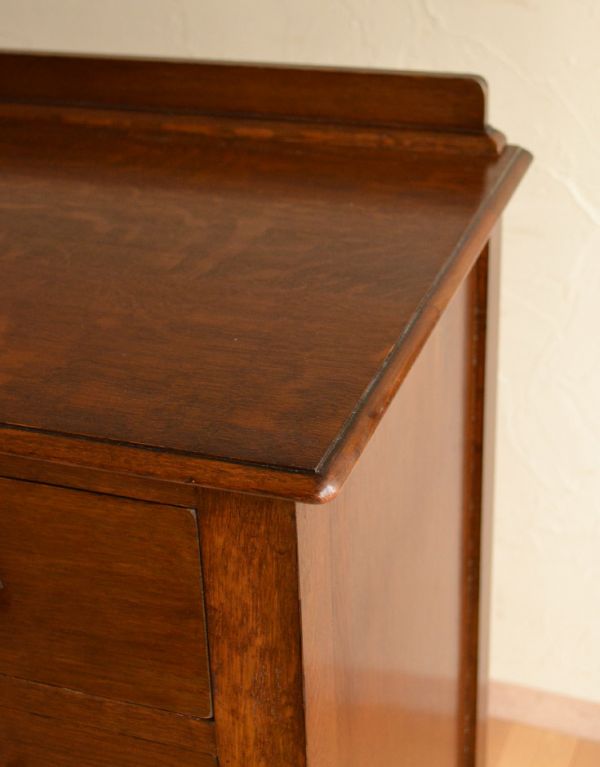 アンティークのチェスト　アンティーク家具　イギリスらしいアンティーク家具、オーク材を使ったチェスト。角にもカッティングが施されています。(k-1187-f)