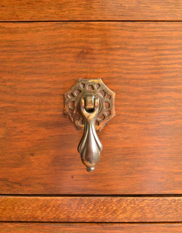 アンティークのチェスト　アンティーク家具　イギリスらしいアンティーク家具、オーク材を使ったチェスト。アンティークらしい取っ手をそっと開くたびにときめきます。(k-1187-f)