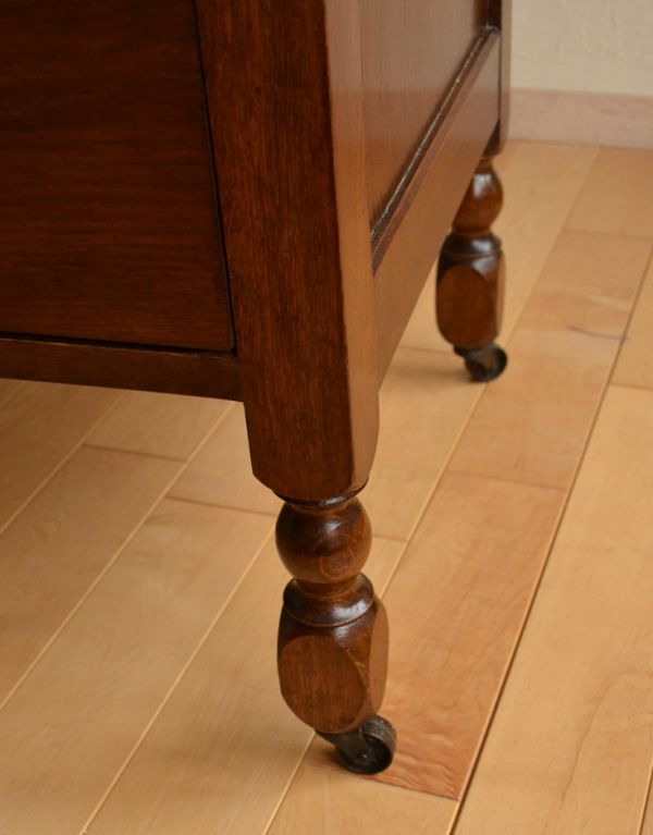 アンティークのチェスト　アンティーク家具　イギリスらしいアンティーク家具、オーク材を使ったチェスト。すっきりと伸びた脚なのでお掃除しやすいです。(k-1187-f)