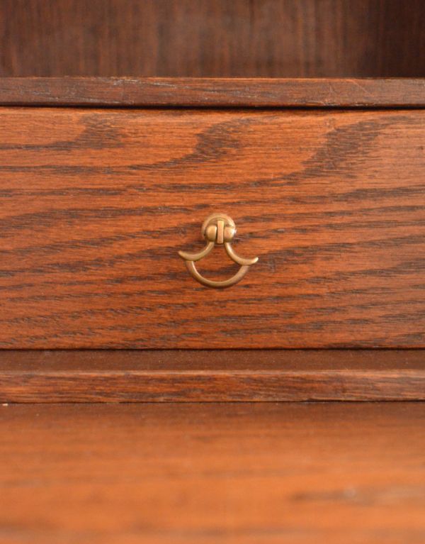 ビューロー アンティーク家具 英国のアンティーク家具、オーク材のステキなビューロー。こちらの取っ手は、ビューロー内にある小引き出しの取っ手です。(k-1188-f)