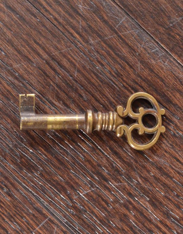 ビューロー アンティーク家具 英国のアンティーク家具、オーク材のステキなビューロー。このまま飾っておいても素敵なアンティークの鍵付きです。(k-1188-f)