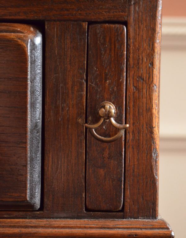 ビューロー アンティーク家具 英国のアンティーク家具、オーク材のステキなビューロー。ビューローの支えであるバーは、両サイドに付いています。(k-1188-f)