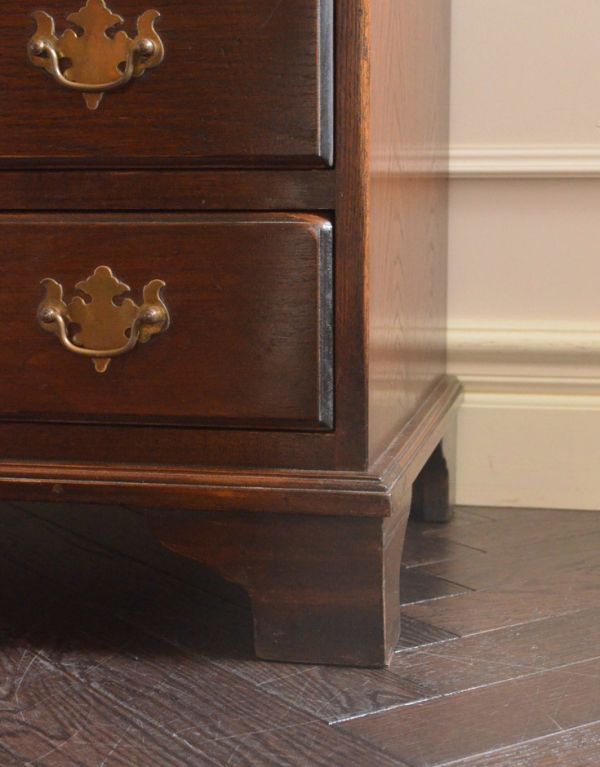 ビューロー アンティーク家具 英国のアンティーク家具、オーク材のステキなビューロー。安定感のある脚がしっかり支えます。(k-1188-f)