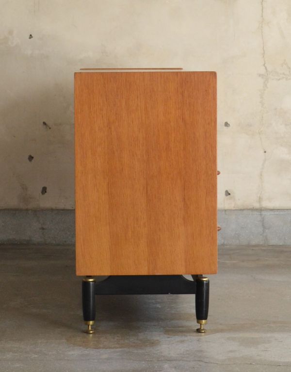 G-PLAN(Gプラン)　アンティーク家具　Gプランの北欧テイストのインテリア、引き出したっぷりのサイドボードチェスト。サイドから見てもキレイな状態です。(k-1189-f)