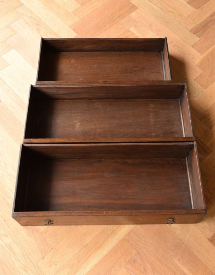 ビューロー　アンティーク家具　ステンドグラス入りのアンティーク家具、英国のビューローブックケース（本棚とデスク） 。引き出しが３杯あります。(k-1190-f-1)