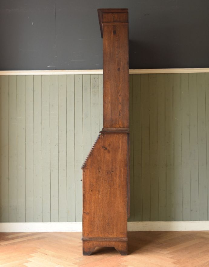 ビューロー　アンティーク家具　ステンドグラス入りのアンティーク家具、英国のビューローブックケース（本棚とデスク） 。ビューロー部分を閉じると、すっきりしたキャビネットになります。(k-1190-f-1)