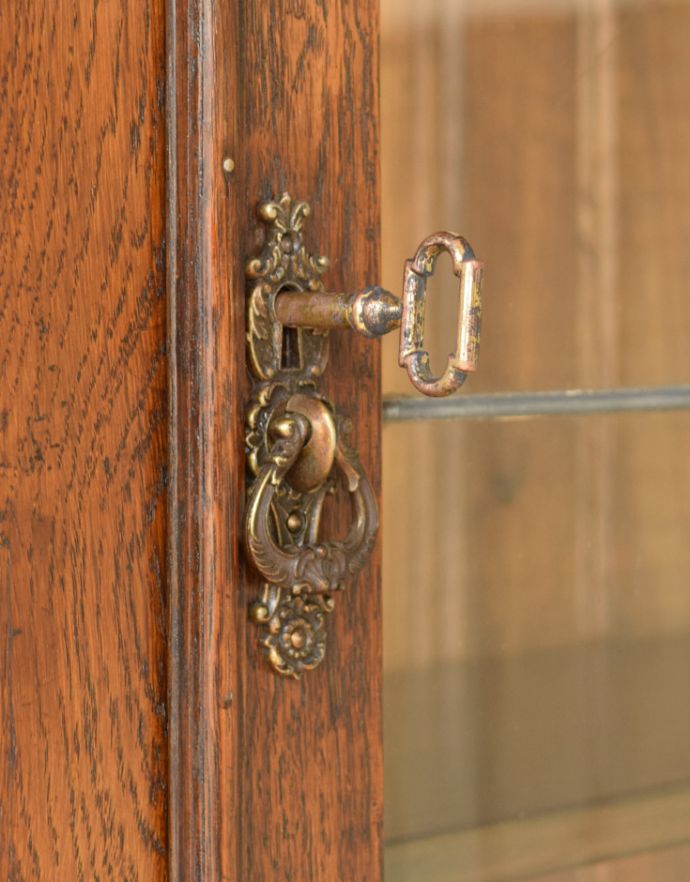 ビューロー　アンティーク家具　ステンドグラス入りのアンティーク家具、英国のビューローブックケース（本棚とデスク） 。扉は高級感のある取っ手です。(k-1190-f-1)