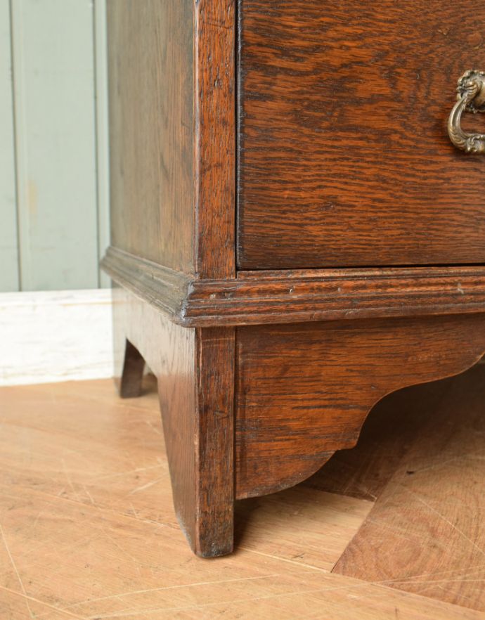 ビューロー　アンティーク家具　ステンドグラス入りのアンティーク家具、英国のビューローブックケース（本棚とデスク） 。ビューローをしっかり支える脚です。(k-1190-f-1)