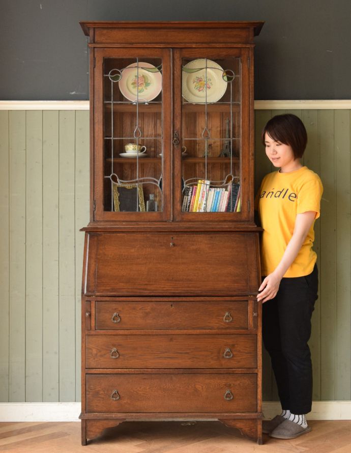 ビューロー　アンティーク家具　ステンドグラス入りのアンティーク家具、英国のビューローブックケース（本棚とデスク） 。書き物やパソコンをする時は、ビューローを開いて使ってください。(k-1190-f-1)