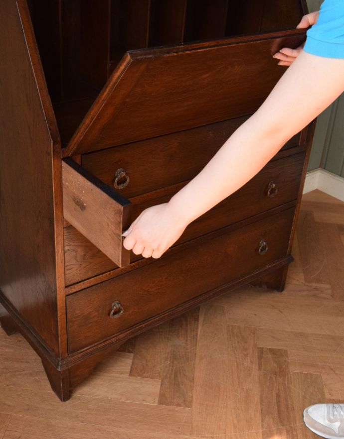 ビューロー　アンティーク家具　ステンドグラス入りのアンティーク家具、英国のビューローブックケース（本棚とデスク） 。ビューローは支えでしっかり固定されるので、安心してお使いいただけます。(k-1190-f-1)