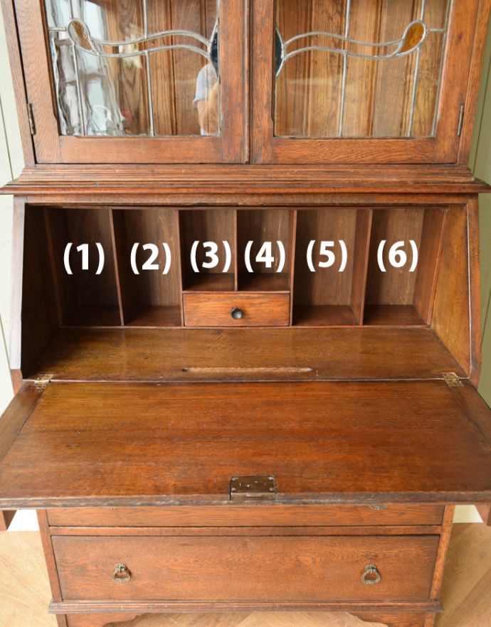 ビューロー　アンティーク家具　ステンドグラス入りのアンティーク家具、英国のビューローブックケース（本棚とデスク） 。ビューローの中にも収納スペースが。(k-1190-f-1)