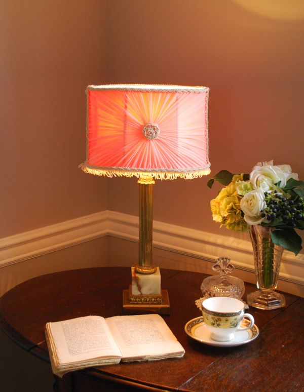 スタンドライト 照明・ライティング ピンクのシェードの真鍮製のアンティークテーブルランプ。隅々までこだわったデザインなのでどこから見ても楽しめます。(k-1192-z)