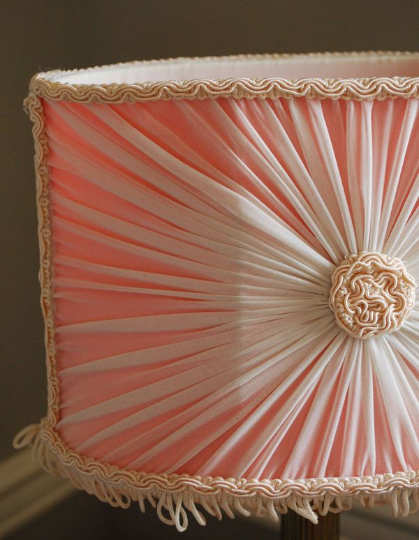 スタンドライト 照明・ライティング ピンクのシェードの真鍮製のアンティークテーブルランプ。光沢のある上品なピンクベージュに、繊細な装飾がとっても素敵なシェードです。(k-1192-z)