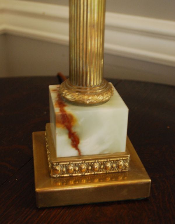 スタンドライト 照明・ライティング ピンクのシェードの真鍮製のアンティークテーブルランプ。真鍮×石が使われた高級感溢れるスタンドです。(k-1192-z)