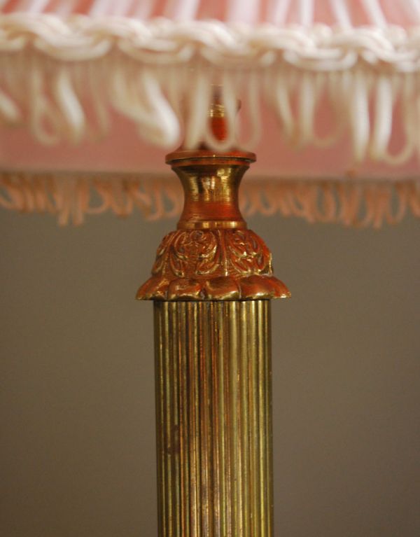 スタンドライト 照明・ライティング ピンクのシェードの真鍮製のアンティークテーブルランプ。どこを見ても美しい装飾。(k-1192-z)