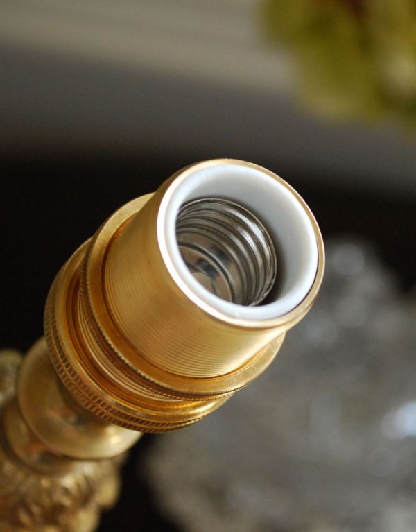 スタンドライト 照明・ライティング ピンクのシェードの真鍮製のアンティークテーブルランプ。しっかりオーバーホウルをしたので、ご安心下さい。(k-1192-z)