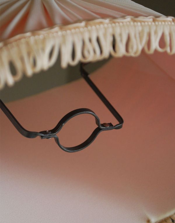 スタンドライト 照明・ライティング ピンクのシェードの真鍮製のアンティークテーブルランプ。ボトムホルダータイプになっているので、簡単に取り付けられます。(k-1192-z)