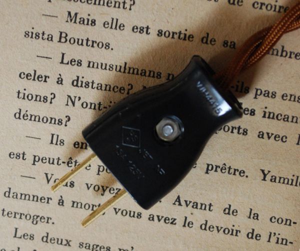 スタンドライト 照明・ライティング ピンクのシェードの真鍮製のアンティークテーブルランプ。黒いシックなコンセントです。(k-1192-z)