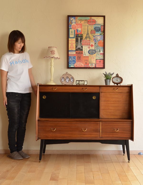 G-PLAN(Gプラン)　アンティーク家具　ブラックのラインがカッコイイ、G-planのヴィンテージサイドボード。脚があるので軽やかな印象です。(k-1193-f)