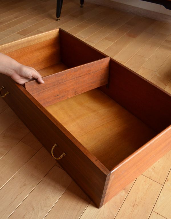 G-PLAN(Gプラン)　アンティーク家具　ブラックのラインがカッコイイ、G-planのヴィンテージサイドボード。仕切り板は取り外し可能です。(k-1193-f)