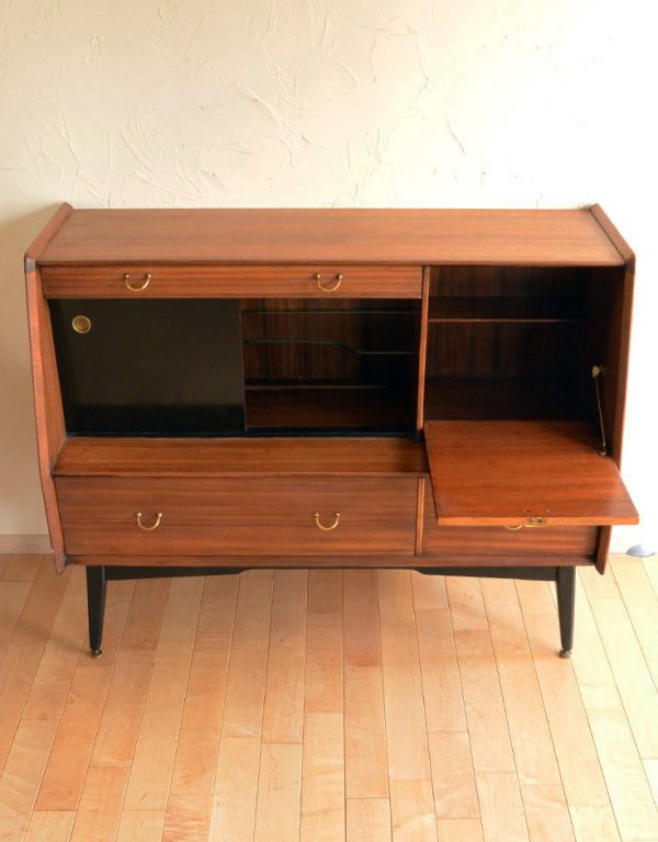 G-PLAN(Gプラン)　アンティーク家具　ブラックのラインがカッコイイ、G-planのヴィンテージサイドボード。向かって右の扉を開くと、カウンターテーブルのように使うことができます。(k-1193-f)