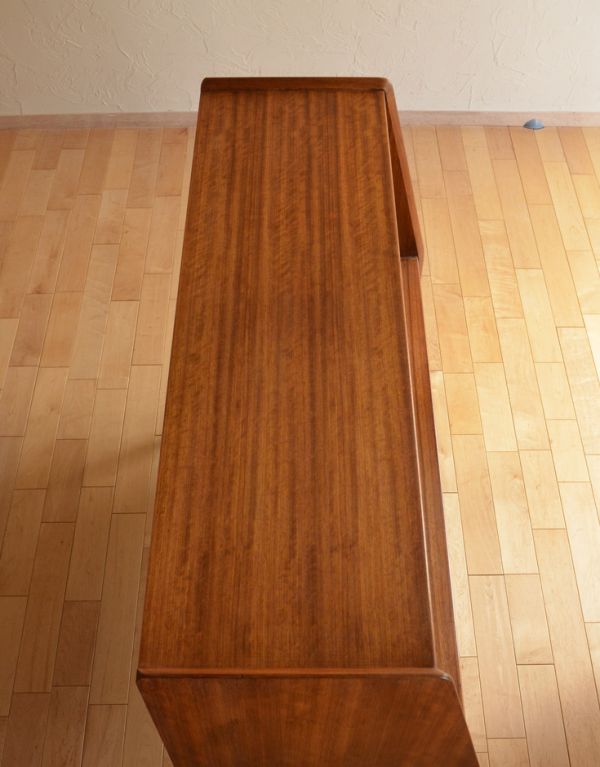 G-PLAN(Gプラン)　アンティーク家具　ブラックのラインがカッコイイ、G-planのヴィンテージサイドボード。天板もピカピカです。(k-1193-f)