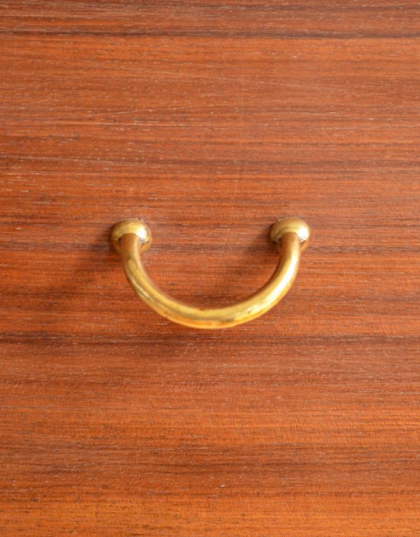 G-PLAN(Gプラン)　アンティーク家具　ブラックのラインがカッコイイ、G-planのヴィンテージサイドボード。可愛いゴールドの取っ手です。(k-1193-f)