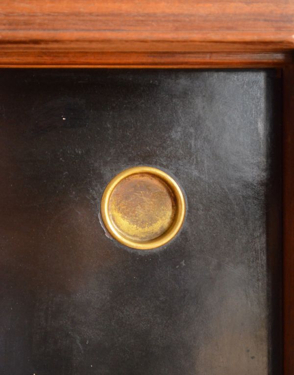 G-PLAN(Gプラン)　アンティーク家具　ブラックのラインがカッコイイ、G-planのヴィンテージサイドボード。引き戸の取っ手もお揃いのゴールドカラーです。(k-1193-f)