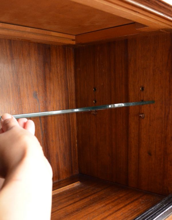 G-PLAN(Gプラン)　アンティーク家具　ブラックのラインがカッコイイ、G-planのヴィンテージサイドボード。引き戸内の棚板は可動です。(k-1193-f)