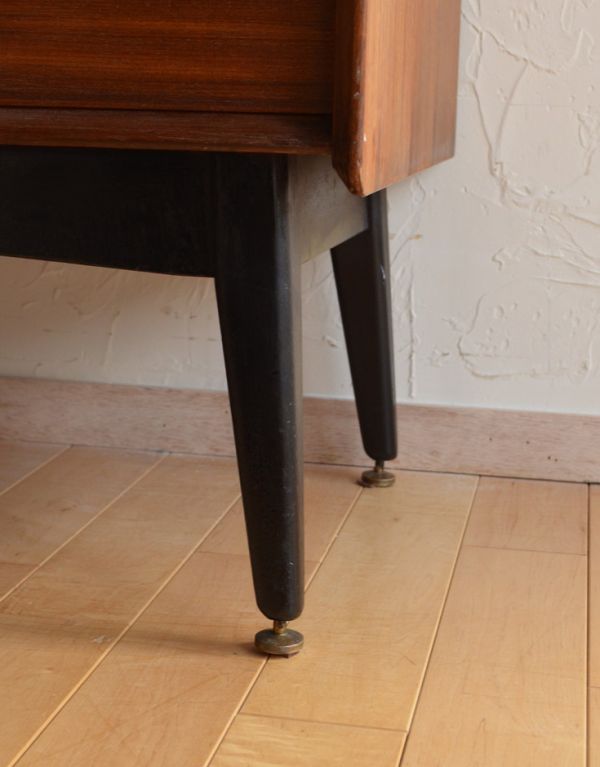 G-PLAN(Gプラン)　アンティーク家具　ブラックのラインがカッコイイ、G-planのヴィンテージサイドボード。きちんと支えます。(k-1193-f)