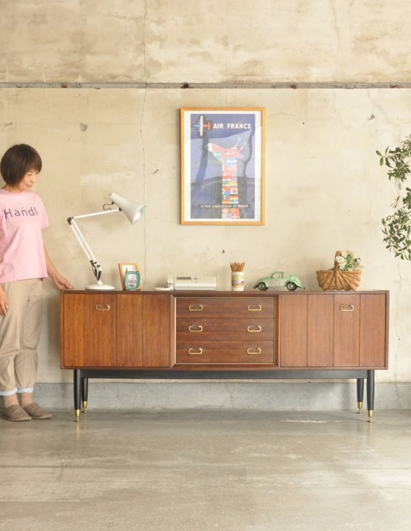 G-PLAN(Gプラン)　アンティーク家具　ブラックのラインがカッコイイ、Gプランのヴィンテージサイドボード（トラー＆ブラック）。脚があるので軽やかな印象です。(k-1194-f)