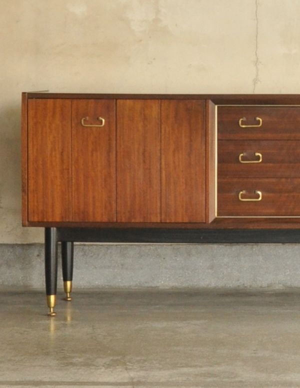 G-PLAN(Gプラン)　アンティーク家具　ブラックのラインがカッコイイ、Gプランのヴィンテージサイドボード（トラー＆ブラック）。両サイドに両開きの扉が付いている、なんとも可愛いデザインです！家電もオシャレに見えてしまいます。(k-1194-f)