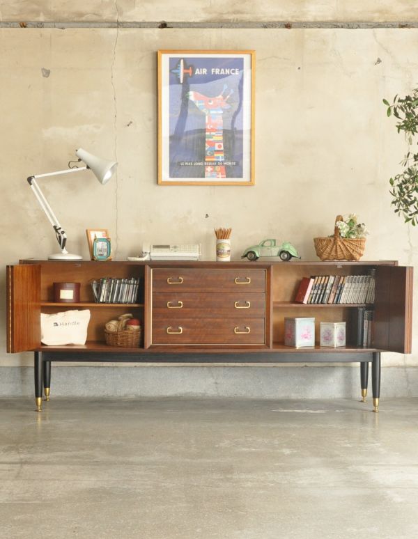 G-PLAN(Gプラン)　アンティーク家具　ブラックのラインがカッコイイ、Gプランのヴィンテージサイドボード（トラー＆ブラック）。両サイドの扉の奥はたっぷり収納。(k-1194-f)