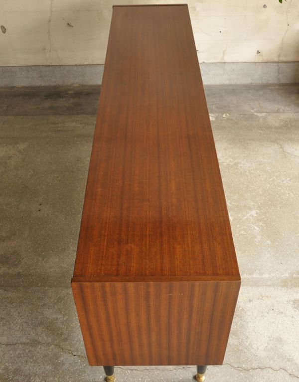 G-PLAN(Gプラン)　アンティーク家具　ブラックのラインがカッコイイ、Gプランのヴィンテージサイドボード（トラー＆ブラック）。天板もキレイに塗装を仕上げました。(k-1194-f)