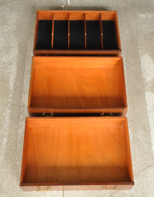 G-PLAN(Gプラン)　アンティーク家具　ブラックのラインがカッコイイ、Gプランのヴィンテージサイドボード（トラー＆ブラック）。引き出しがあるので細かいものもしまえます。(k-1194-f)