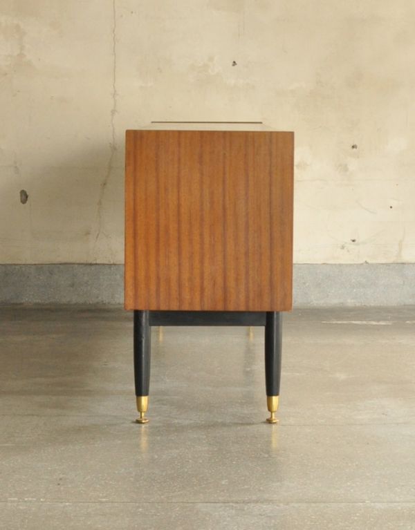 G-PLAN(Gプラン)　アンティーク家具　ブラックのラインがカッコイイ、Gプランのヴィンテージサイドボード（トラー＆ブラック）。サイドから見てもキレイな状態です。(k-1194-f)