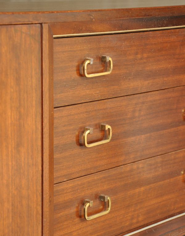 G-PLAN(Gプラン)　アンティーク家具　ブラックのラインがカッコイイ、Gプランのヴィンテージサイドボード（トラー＆ブラック）。G-PLANらしいシンプルかつ使いやすい取っ手です。(k-1194-f)