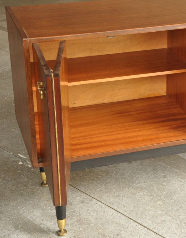 G-PLAN(Gプラン)　アンティーク家具　ブラックのラインがカッコイイ、Gプランのヴィンテージサイドボード（トラー＆ブラック）。左右の扉内には、棚板が付いているのできちんと整理整頓ができます。(k-1194-f)