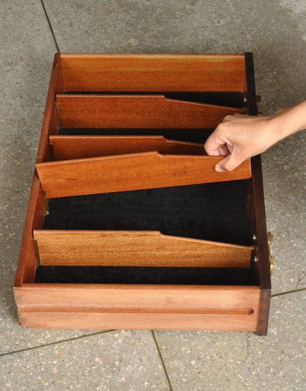 G-PLAN(Gプラン)　アンティーク家具　ブラックのラインがカッコイイ、Gプランのヴィンテージサイドボード（トラー＆ブラック）。引き出しの上段は黒いフェルトが張ってあります。(k-1194-f)