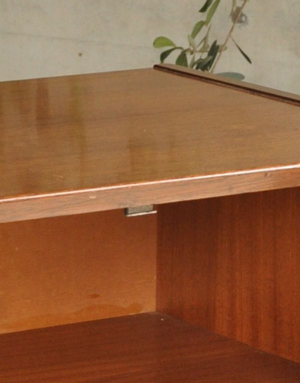 G-PLAN(Gプラン)　アンティーク家具　ブラックのラインがカッコイイ、Gプランのヴィンテージサイドボード（トラー＆ブラック）。扉の開け閉めがしやすいよう、マグネットを取り付けてあります。(k-1194-f)