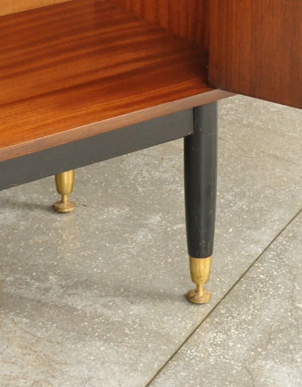 G-PLAN(Gプラン)　アンティーク家具　ブラックのラインがカッコイイ、Gプランのヴィンテージサイドボード（トラー＆ブラック）。きちんと支えます。(k-1194-f)