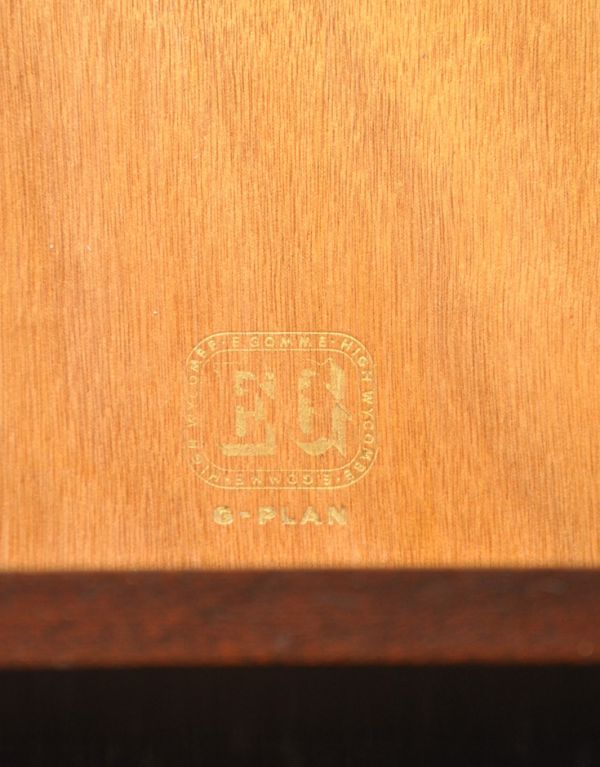 G-PLAN(Gプラン)　アンティーク家具　ブラックのラインがカッコイイ、Gプランのヴィンテージサイドボード（トラー＆ブラック）。「G-PLAN」のロゴが付いています。(k-1194-f)