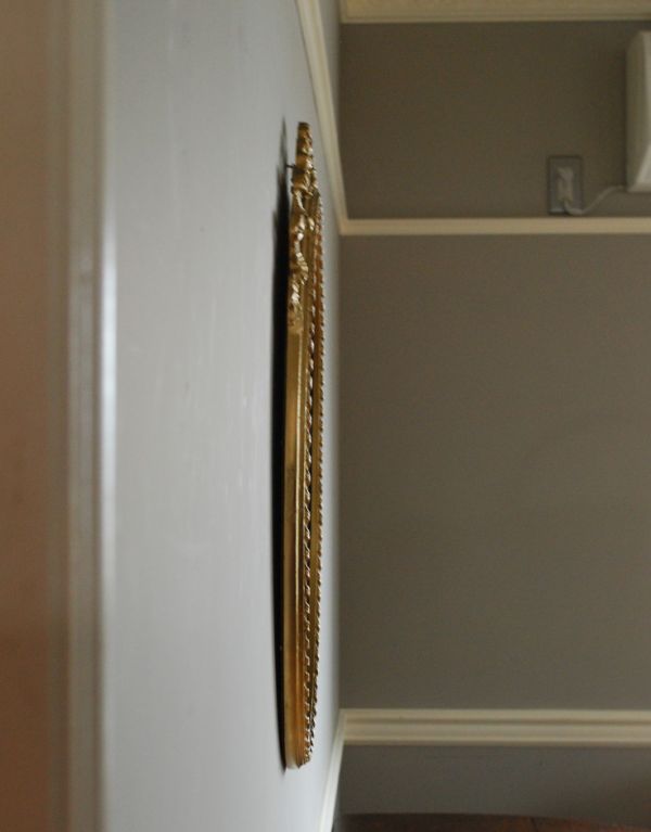 アンティーク雑貨　リボンが付いたモールディングミラー、アンティークミラー（ゴールド）。アンティークのミラーは重みがあります。(k-1194-z)