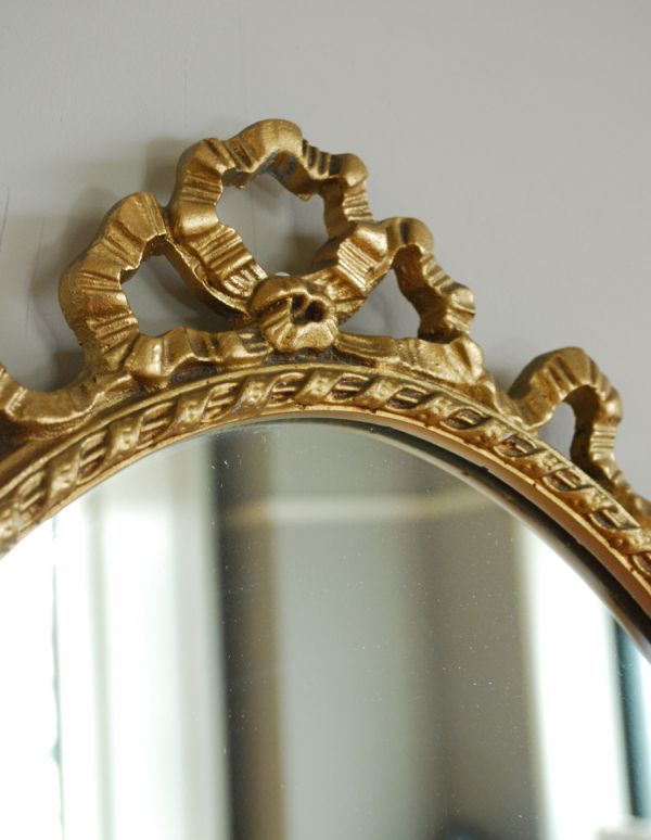 アンティーク雑貨　リボンが付いたモールディングミラー、アンティークミラー（ゴールド）。トップにはリボンの装飾が付いています。(k-1194-z)