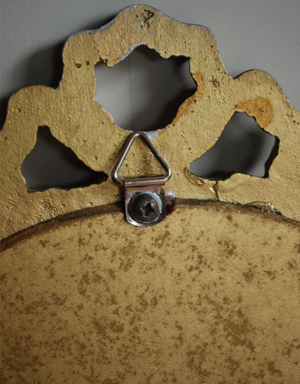 アンティーク雑貨　リボンが付いたモールディングミラー、アンティークミラー（ゴールド）。壁に掛けられる金具が付いているので、簡単に飾ることが出来ます。(k-1194-z)