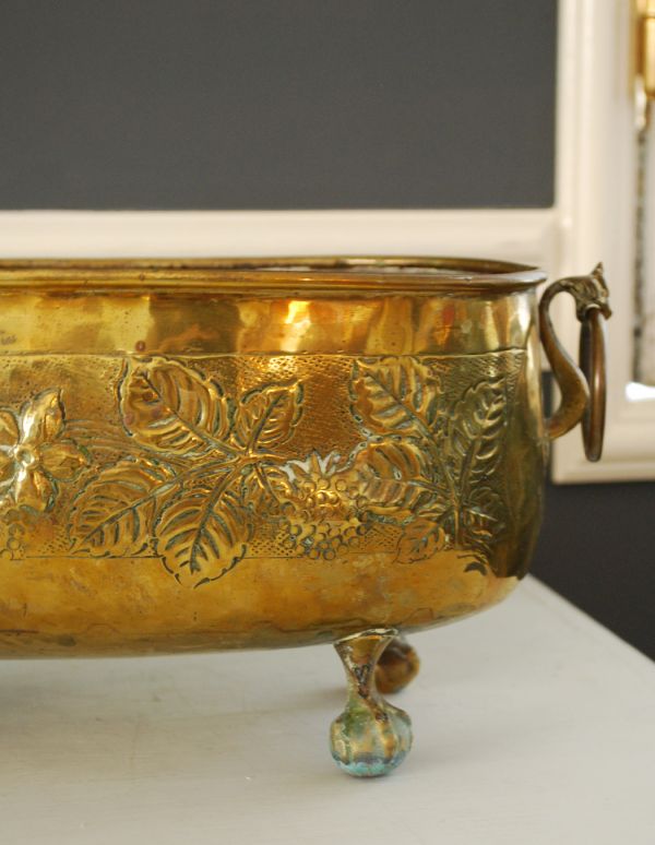 シルバーのテーブルウェア アンティーク雑貨 英国から届いた真鍮製アンティークコールボックス(コースキャトル)。植物のポットを入れたり、ドライフラワーを入れてもお洒落です。(k-1195-z)