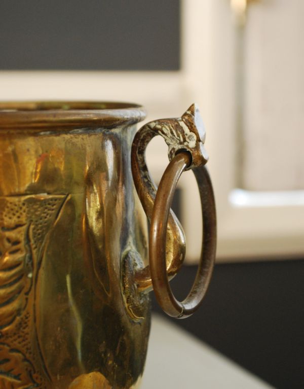 シルバーのテーブルウェア アンティーク雑貨 英国から届いた真鍮製アンティークコールボックス(コースキャトル)。英国らしいこだわったデザインのハンドル付きです。(k-1195-z)