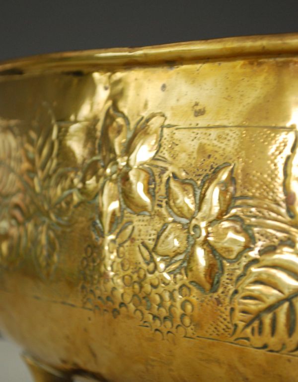 シルバーのテーブルウェア アンティーク雑貨 英国から届いた真鍮製アンティークコールボックス(コースキャトル)。美しく変化した真鍮のボディにはお花の装飾がデザインされています。(k-1195-z)