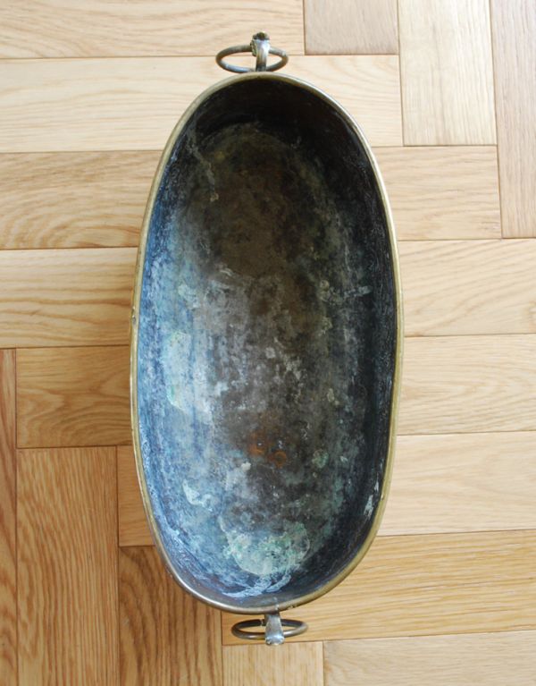 シルバーのテーブルウェア アンティーク雑貨 英国から届いた真鍮製アンティークコールボックス(コースキャトル)。中はこんな感じです。(k-1195-z)